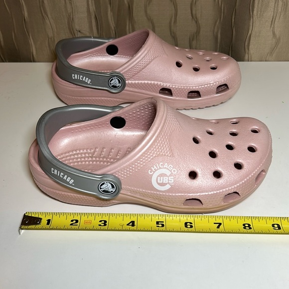 Crocs Chicago Cubs Pink Women's 4-5 XS Classic Clogs Pink Silver Unisex NWOT - Picture 15 of 15
